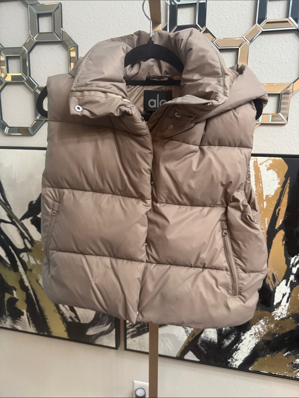 ALO Yoga Quilted Puffer Vest Taupe - Picture 4 of 14